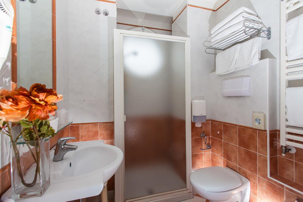 Hotel Lido Europa Riccione Bagian luar foto